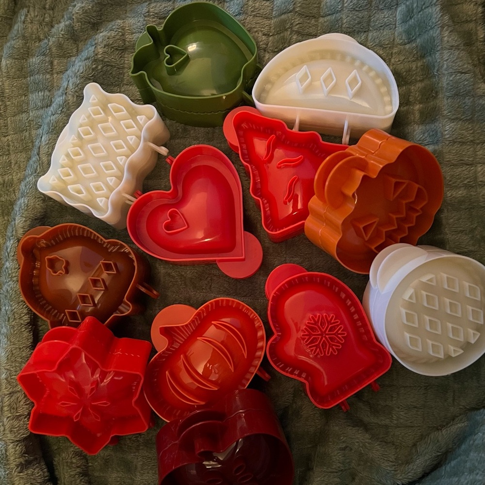 12 NEW Sandwich Cutters and Sealers Holiday Occasions